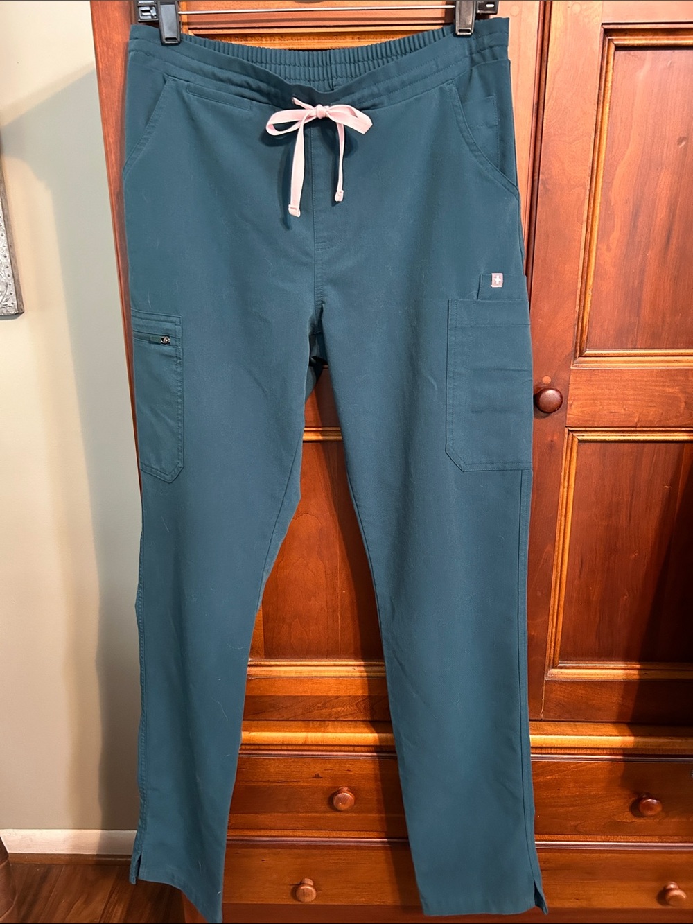 Figs Woman’s Yola Slim/Skinny Scrub pant.
Size S/T